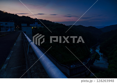 盛夏の奈良布目ダム　堰堤越し西の空に広がる夕焼け空② 128263948