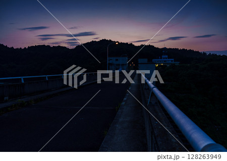 盛夏の奈良布目ダム 堰堤越し西の空に広がる夕焼け空③ 盛夏の奈良布目ダム 堰堤越し西の空に広がる夕焼け空③ 128263949