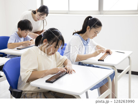 そろばんを使う小学生 そろばんを使う小学生 128263990