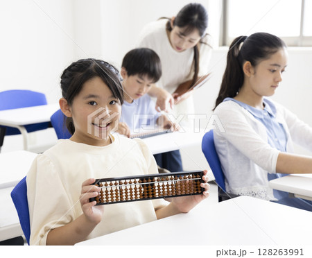 そろばんを使う小学生 128263991