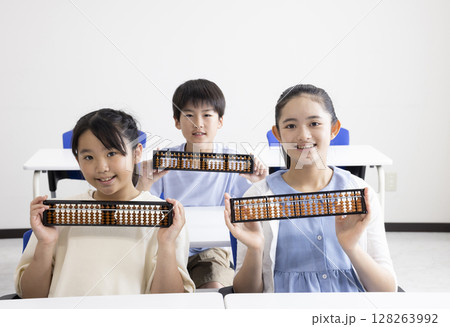 そろばんを使う小学生 そろばんを使う小学生 128263992