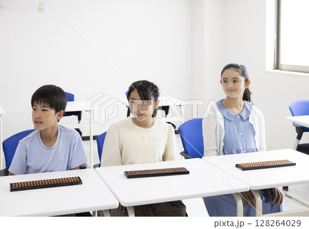 そろばんを使う小学生 そろばんを使う小学生 128264029