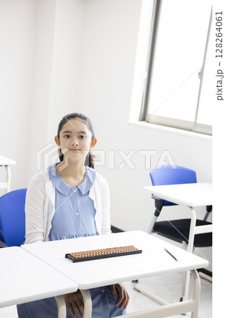 そろばんを使う小学生 そろばんを使う小学生 128264061