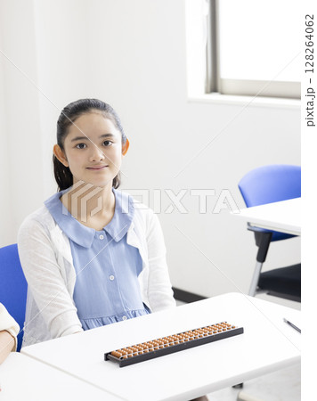 そろばんを使う小学生 そろばんを使う小学生 128264062