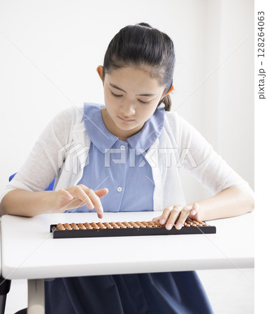 そろばんを使う小学生 128264063