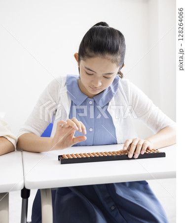 そろばんを使う小学生 128264066