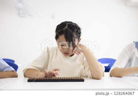 そろばんを使う小学生 そろばんを使う小学生 128264067