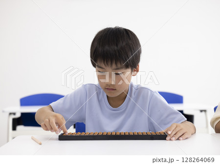 そろばんを使う小学生 128264069
