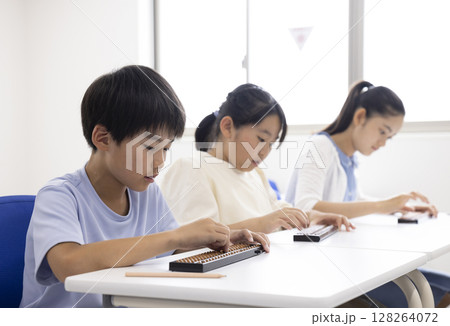 そろばんを使う小学生 128264072