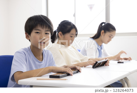 そろばんを使う小学生 128264073