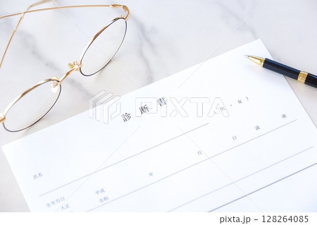 会社の休職制度を利用する際や保険の手続などに必要となる、病名や症状を記述した、医師による「診断書」 128264085