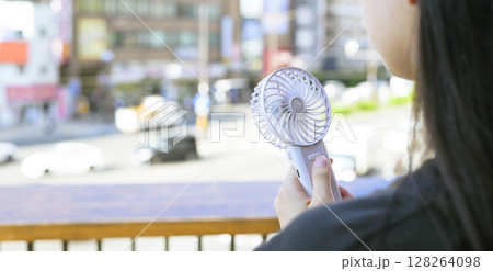 ハンディファンを使う女性 128264098