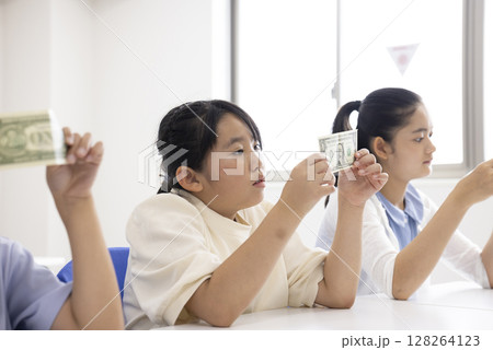 お金について学ぶ子どもたち 128264123