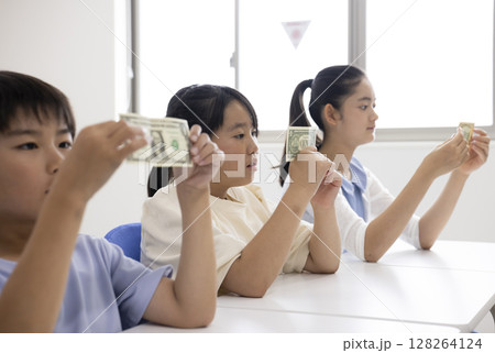 お金について学ぶ子どもたち お金について学ぶ子どもたち 128264124