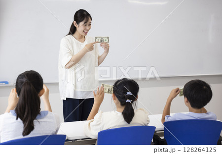 お金について学ぶ子どもたち 128264125