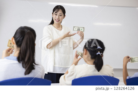 お金について学ぶ子どもたち お金について学ぶ子どもたち 128264126