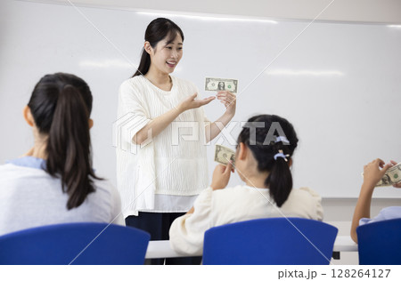 お金について学ぶ子どもたち 128264127