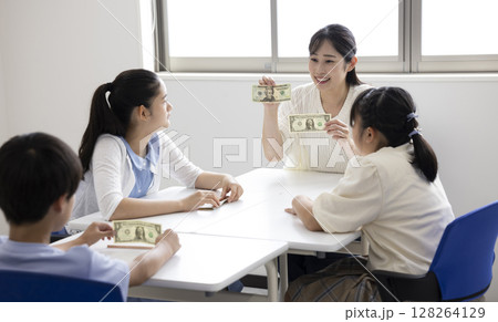 お金について学ぶ子どもたち お金について学ぶ子どもたち 128264129