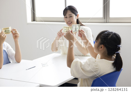 お金について学ぶ子どもたち 128264131