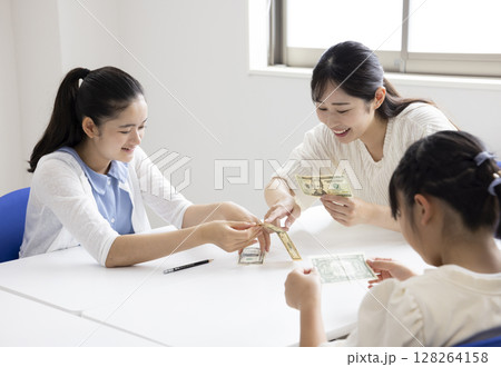 お金について学ぶ小学生 128264158