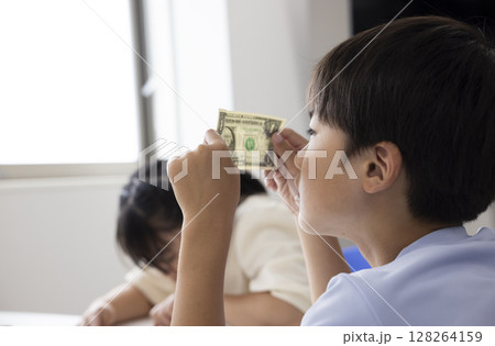 お金について学ぶ小学生 お金について学ぶ小学生 128264159