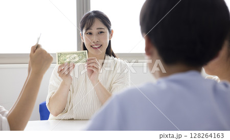 お金について学ぶ小学生 お金について学ぶ小学生 128264163