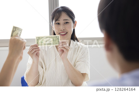 お金について学ぶ小学生 お金について学ぶ小学生 128264164