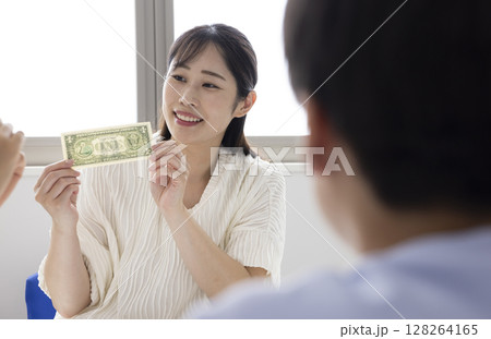 お金について学ぶ小学生 128264165