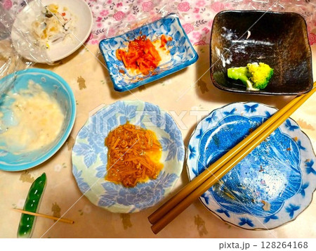 汚い食べ方 食べ残し 夕食のテーブルの上 汚い食べ方 食べ残し 夕食のテーブルの上 128264168