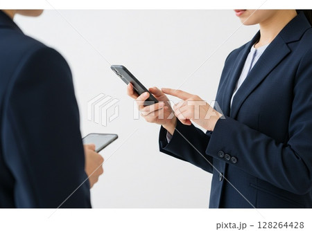 スマホを操作する日本人女性（白バック・切り抜き用） 128264428