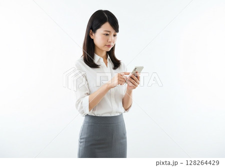 スマホを操作する日本人女性（白バック・切り抜き用） 128264429
