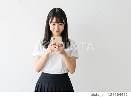 スマホを操作する日本人女性（白バック・切り抜き用） 128264431