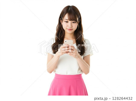 スマホを操作する日本人女性（白バック・切り抜き用） 128264432