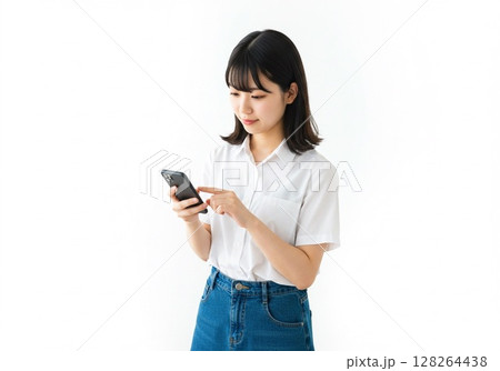 スマホを操作する日本人女性(白バック・切り抜き用) スマホを操作する日本人女性(白バック・切り抜き用) 128264438