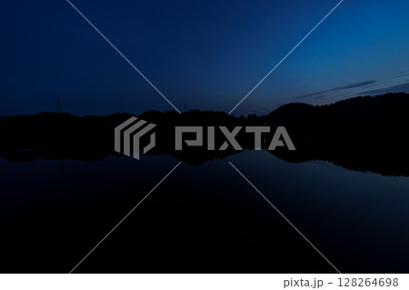 盛夏の奈良布目ダム　次第に明るさを失って行く美しいブルーモーメントの空　薄明りを残す空と街灯② 128264698