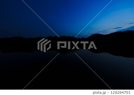 盛夏の奈良布目ダム　次第に明るさを失って行く美しいブルーモーメントの空　薄明りを残す空と街灯③ 128264701