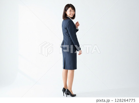 日本人OLポーズ／振り向く（白バック・切り抜き用） 128264775