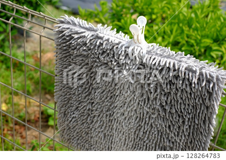 境界線フェンスに干したバスマット 128264783