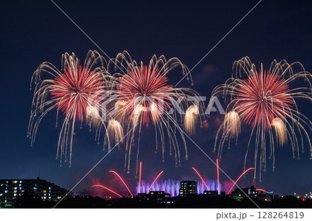 夜空に広がるスターマインと光の矢の花火 128264819