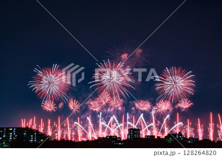 夜空に広がる色とりどりのスターマインと光の矢の花火 128264820