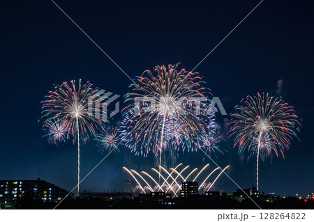 夜空に咲く光の大輪 128264822
