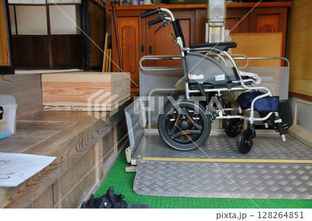 玄関に降りる際の段差解消のための車いす用電動昇降機 玄関に降りる際の段差解消のための車いす用電動昇降機 128264851