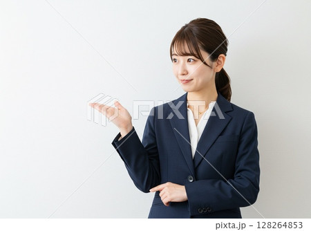 日本人OLポーズ／ご案内ポーズ（白バック・切り抜き用） 128264853