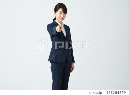 日本人OLポーズ／ご案内ポーズ（白バック・切り抜き用） 128264879