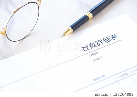 会社の人事部などで、人員配置や昇進・昇給などを考慮する際に使用する「社員評価表」 128264892