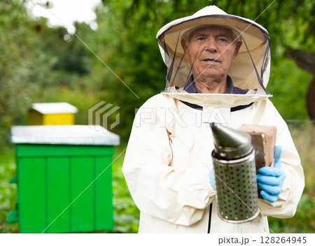 Old male hiver in bee yard 128264945