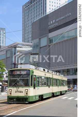 新広島駅と猿猴橋町に向かう市電　2025年7月撮影 128265042