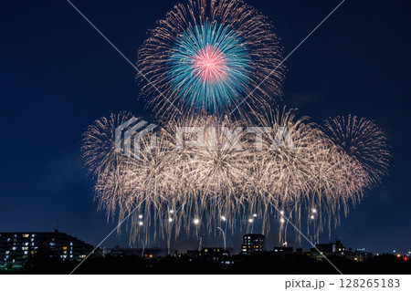 夜空に打ち上がる花火 夜空に打ち上がる花火 128265183