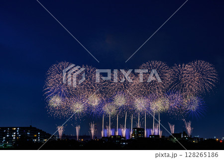 夜空に広がる黄金色の花火 128265186