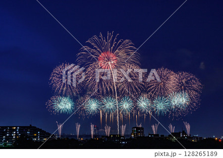 夜空に広がるスターマイン 128265189